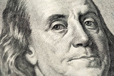 Benjamin Franklin 'in portresi 100 Amerikan doları banknotunda. Makro yakın görünüm.