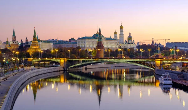 Poranny Krajobraz Miasta Widokiem Kreml Moskwa Odbicia Wodzie Rzeki — Zdjęcie stockowe