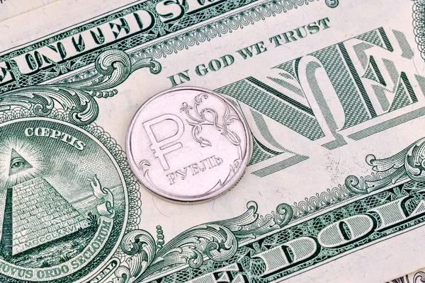 Bir dolar banknotunda bir rublelik para..