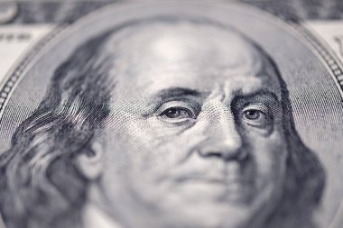 Benjamin Franklin 100 dolarlık banknotta. Gözlere seçici odaklanma.