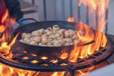 Açık ızgarada etli börek..