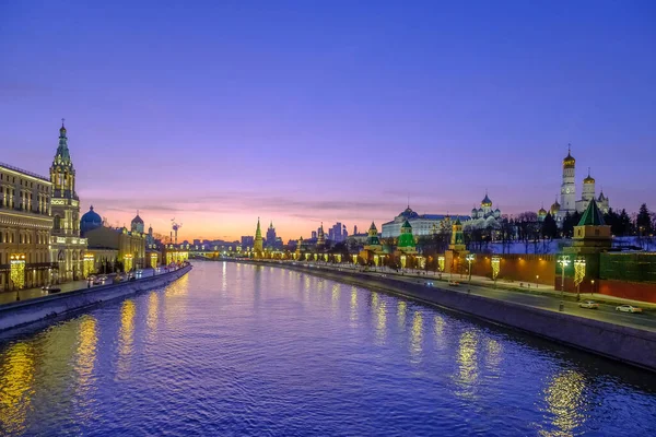 Kolorowy Krajobraz Wieczorny Widokiem Nasyp Kremlowy Rzekę Moskwę — Zdjęcie stockowe