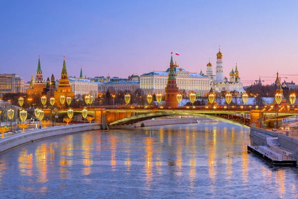 Nocny Krajobraz Miasta Widokiem Kreml Moskwa Odbicia Wodzie Rzeki — Zdjęcie stockowe