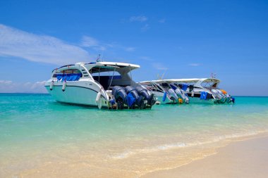 Tropikal adanın güzel sahilinde hız tekneleri, yolcuları bekliyor..