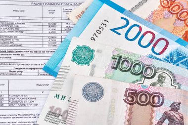 Nakit para birimi, nominal 500, 1000, 2000 banknot. Rus konut ve kamu hizmetleri faturasında kira var..