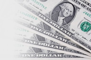 Kağıt banknotlar halinde yığınla nakit bir Amerikan doları. Soldaki kenar eğimli.