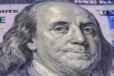 Benjamin Franklin 'in 100 Amerikan doları üzerindeki Macro fotoğrafçılık portresi. Görüntüyü kapat.