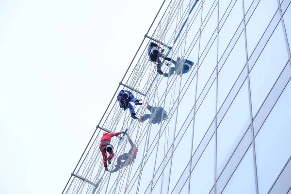 Трое Рабочих Моют Окна Многоэтажке — стоковое фото