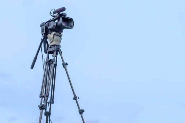 Κάμερα Τηλεόρασης Τρίποδο Μπλε Φόντο Του Ουρανού — Φωτογραφία Αρχείου