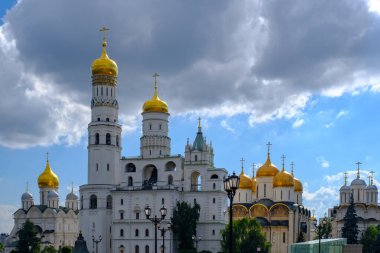 Moskova Kremlin katedrallerinin kubbeleri üzerine panoramik manzaralı manzara.