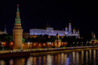 Moskova nehri ve Kremlin 'in gece manzaralı manzarası.