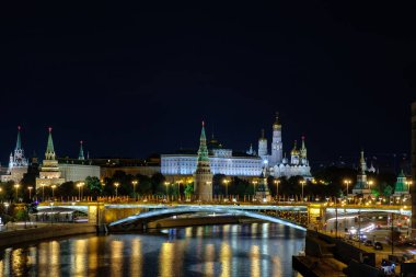 Moskova nehri ve Kremlin 'in gece manzaralı manzarası.