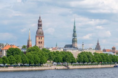 Riga, Letonya. Kablolu yayın köprüsünden eski kasabanın kulelerine bakın..