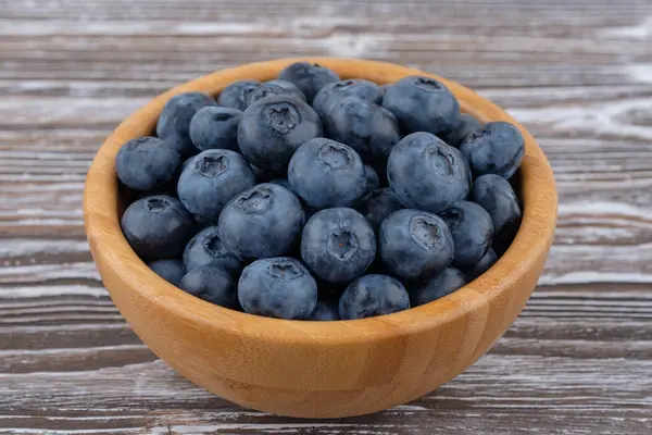 Bleuets Mûrs Dans Bol Bois Sur Fond Table Bois Vue — Photo