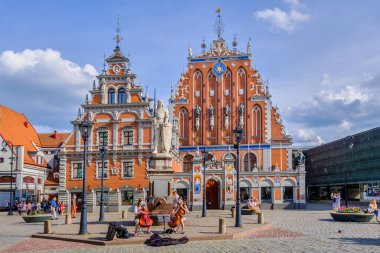 Riga, Letonya - 10 Haziran 2017: Eski Letonya 'nın Riga kentindeki tarihi merkezde Roland Meydanı' ndaki Siyah Kafalar ve Heykeli.