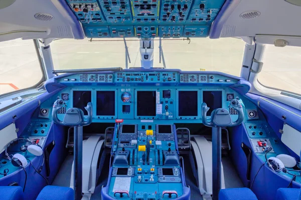 Chkalovski Havaalanı, Moskova Bölgesi, Rusya - 12 Ağustos 2018: Yolcu uçağı Antonov AN-148 'in pilot kokpitinde gözden geçirme.