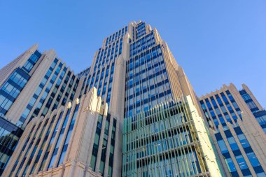 MOSCOW - 20 Ekim 2018: Mavi gökyüzüne karşı beton ve camdan oluşan modern yüksek katlı ofis binası.