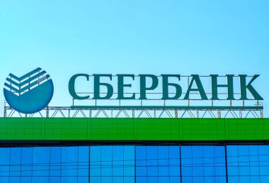 Moskova - 07 Kasım 2018: Mavi gökyüzü arka planında Sberbank Rusya logosuyla imzala.