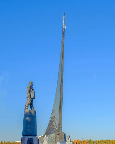 Moscow October 2018 Monument Korolev Задньому Плані Пам Ятника Завойовникам — стокове фото