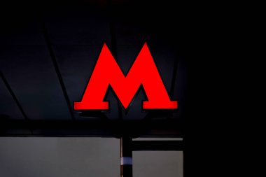 Moskova, Rusya, 12 Şubat 2018. Amblem, Moskova metrosunun kırmızı harfi 