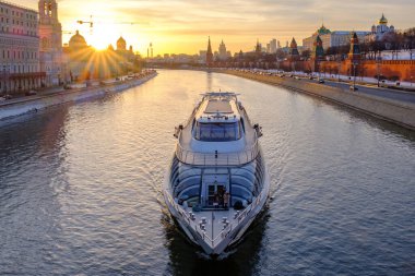 Moskova - 16 Şubat 2019: Kremlin seti ve Moskova nehri manzaralı renkli akşam manzarası.
