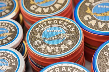 Moskova - 10 Mart 2019: Metal kavanozda siyah Astrakhan havyarı.