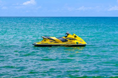 Tayland. Phuket. 08 / 05 / 18 - Mavi deniz yüzeyinde sarı jet ski.