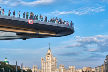 Moskova - 26 Temmuz 2019: Moskova nehri üzerinde Moskova Kremlin yakınlarındaki 