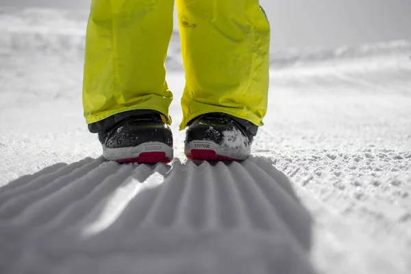 スノーベルベットとスノーボードブーツ — ストック写真