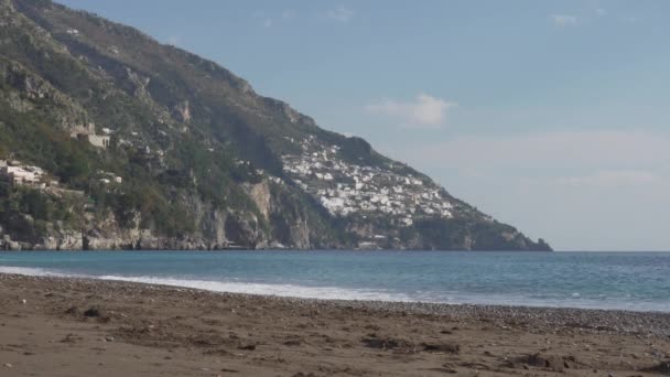 Üres strand az Amalfi-parton a napsütéses napon — Stock videók