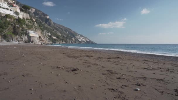 Öde strand i Positano, Italien, wide shot — Stockvideo