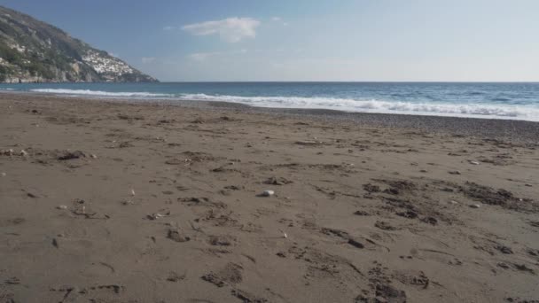 Silny wiatr na opuszczonej plaży zimą w Positano — Wideo stockowe