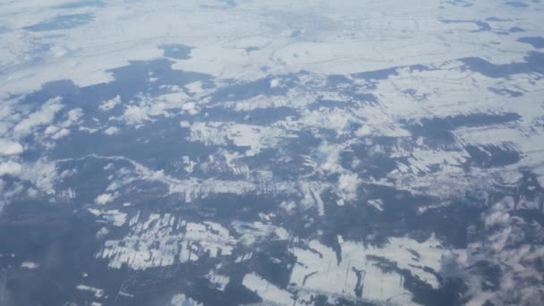 Uitzicht vanuit het vliegtuig venster op besneeuwde winter velden van Wroclaw — Stockvideo