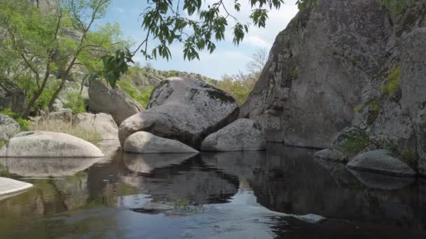 Fluss und große Felsen in der Schlucht von Aktov — Stockvideo