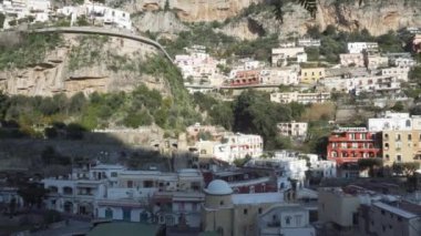 İtalya'da Positano kasabasında görünüm - Medium shot - Pan