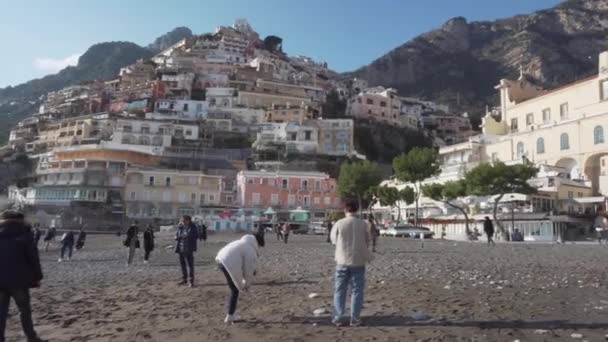 Many asian tourists on winter Positano beach in Italy — Stock Video