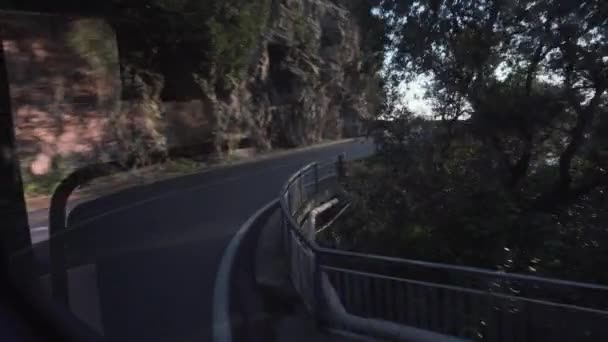 Utsikt från buss fönstret på Amalfikusten i Italien — Stockvideo