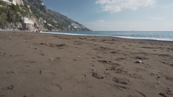 Homok az elhagyatott strandon Positano — Stock videók