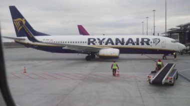 Düşük maliyetli şirket uçağında uçak penceresinden görünüm