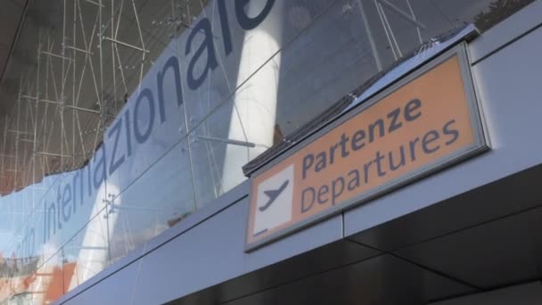 Panneau de départ à l'entrée de l'aéroport de Naples — Video