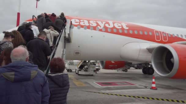 People Board lage kosten bedrijf vliegtuig in Napels — Stockvideo