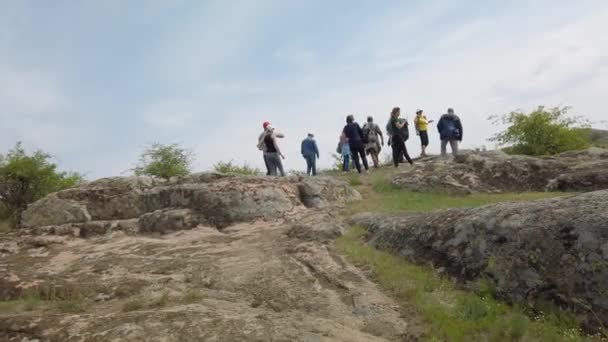 Ομάδα τουριστών στην εκδρομή κοντά στο χωριό Ακτοβ — Αρχείο Βίντεο
