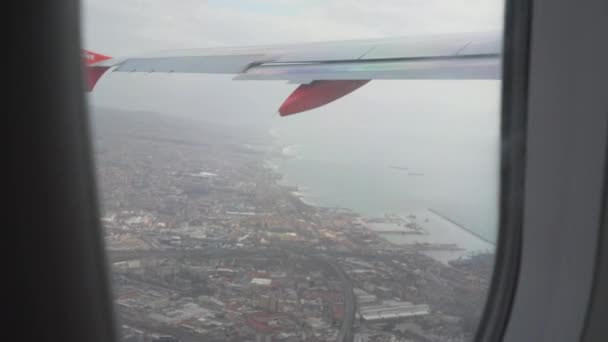 Utsikt från planet fönstret på Neapel stad och havet — Stockvideo