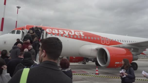 Menschen in einer Reihe, um das Flugzeug in Neapel zu besteigen — Stockvideo