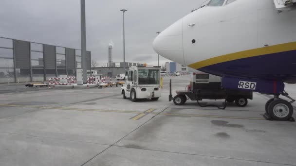 Pesawat Ryanair dan orang-orang yang naik ke Bandara Copernicus — Stok Video