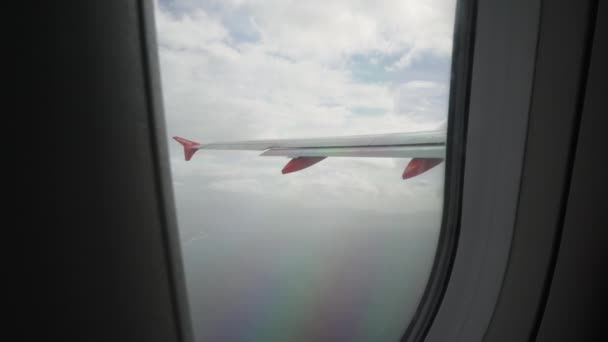 Вид из окна самолета на облачное небо — стоковое видео
