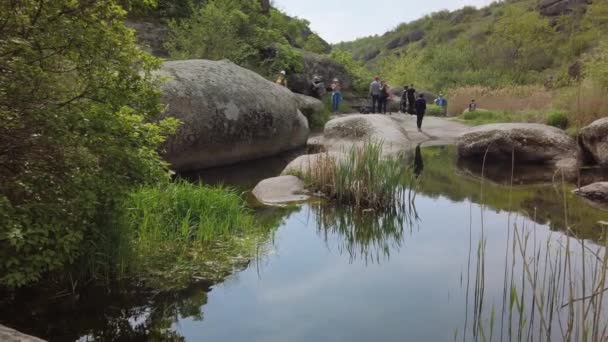 Skupina turistů na exkurzi v Žulovém a stepním území v parku Buh — Stock video