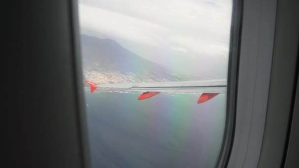 Vista dalla finestra dell'aereo sul Vesuvio e cielo nuvoloso — Video Stock