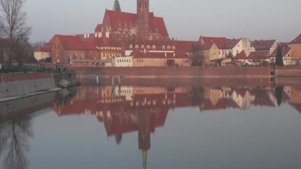 Ostrow Tumski történelmi építészet tükröződik a vízben — Stock videók