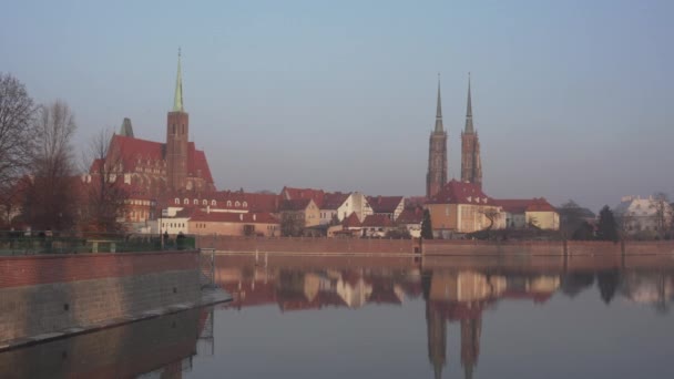 Vista sobre Ostrow Tumski em Wroclaw - Handheld — Vídeo de Stock
